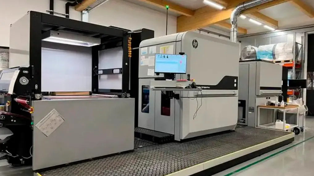 Etikettendruckmaschine in der Produktion in Sennfeld